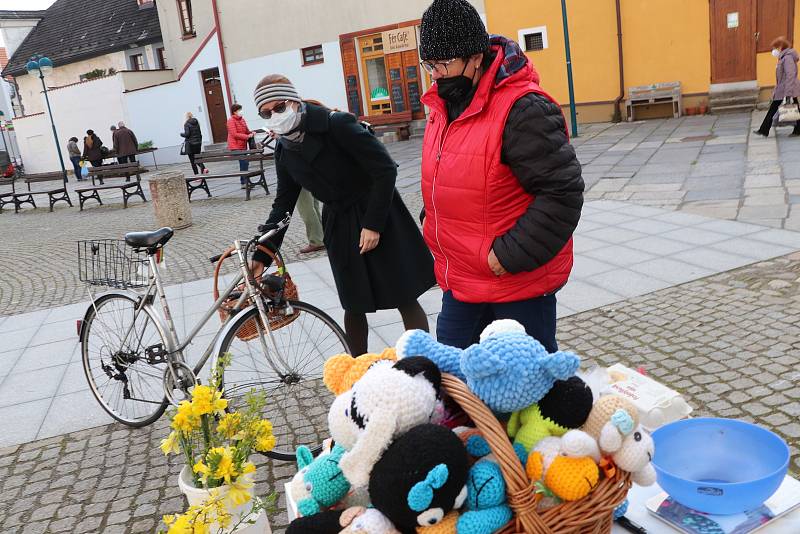 Farmářský trh na Piaristickém náměstí v Českých Budějovicích je opět otevřen.