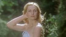 Záběr z filmu Zlatí úhoři. Eliška Balzerová v koupací scéně, která vznikala v tůni u Bechyně.