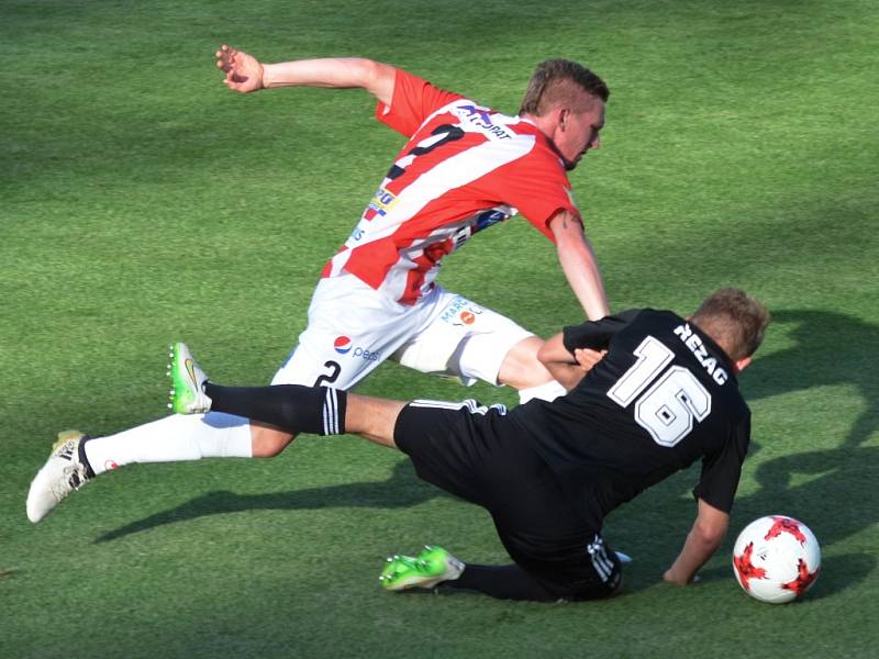 Po faulu Petra Kodeše na Michala Řezáče srovnal Jiří Kladrubský z penalty na 1:1.