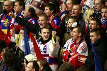 Fanoušci hokeje mají možnost fandit mistrovství světa i pod širým nebem, například na českobudějovickém náměstí. 