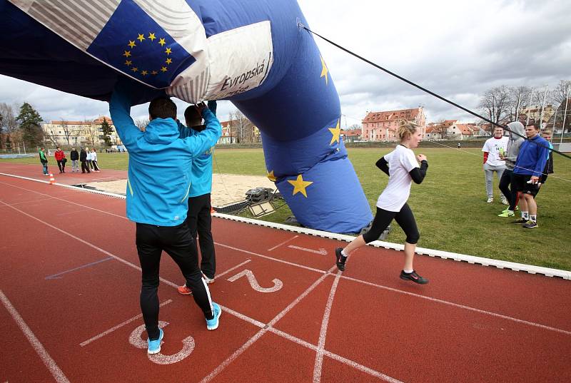 Středoškoláci běželi maraton formou štafety