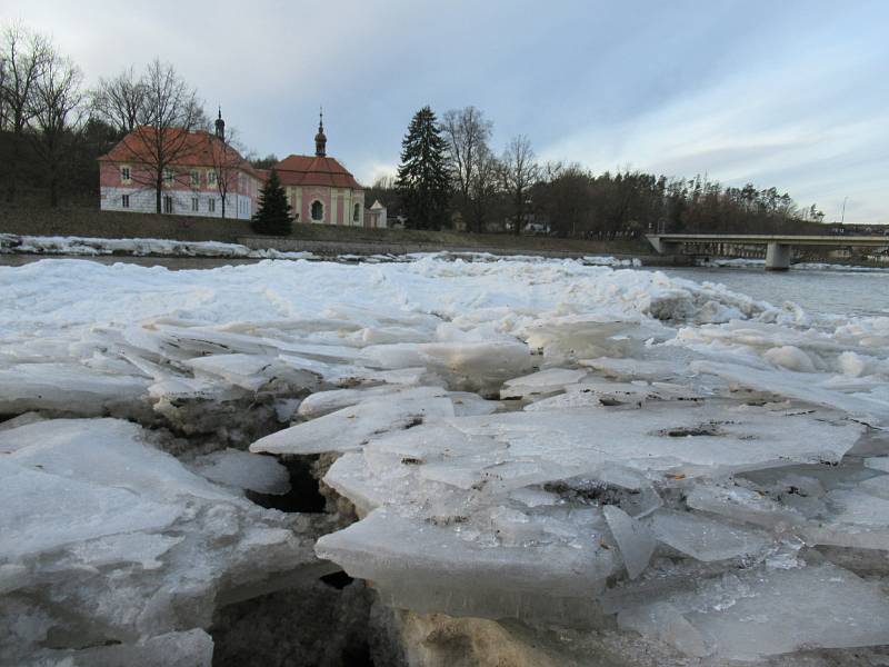 Kry se nahromadily v korytě řeky v Kolodějích nad Lužnicí, ve čtvrtek 18. února už byl průtok volný a pomalu odtávaly.