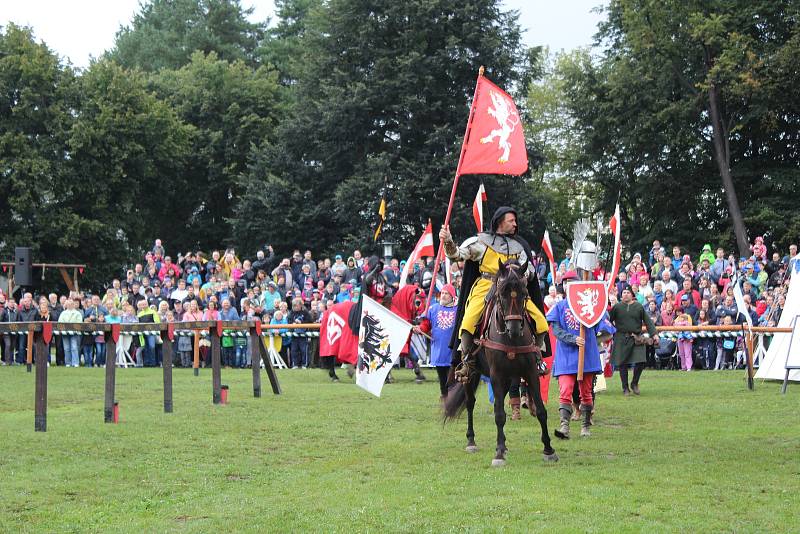 Slavnosti železné a zlaté vyvrcholily v sobotu odpoledne příjezdem krále Přemysla Otakara II. na Sokolský ostrov v Českých Budějovicích.