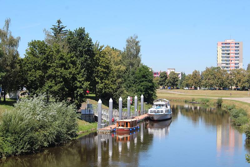 Lannova loděnice s šedesátimetrovým přístavním molem dostane 255 m dlouhého bratříčka na protějším břehu řeky. Tady, aspoň prozatím, vltavská vodní cesta končí.