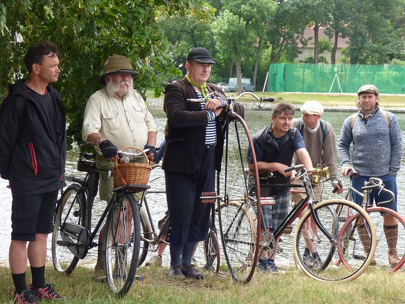 Účastníci letošního 4. ročníku Závodu zrezlých šlapek. Ten pořádá spolek Art Centrum Záhoří.