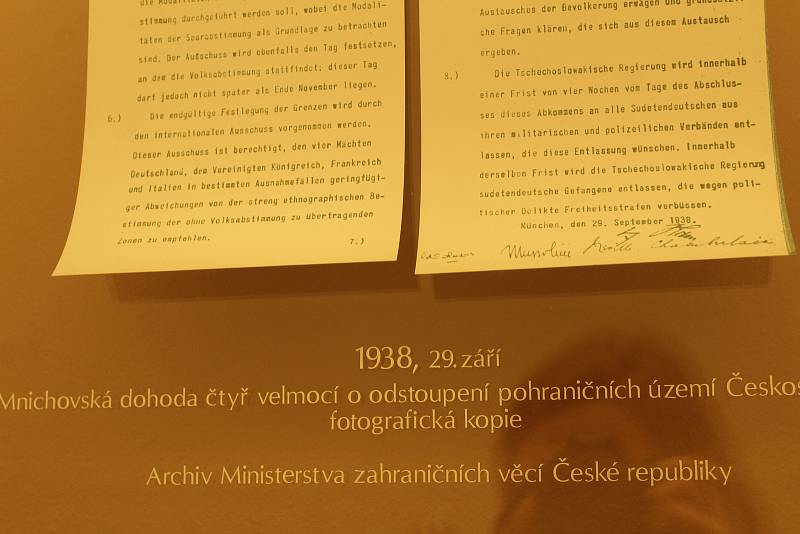 V chodbě k tiskovému centru jsou kopie důležitých historických listin.