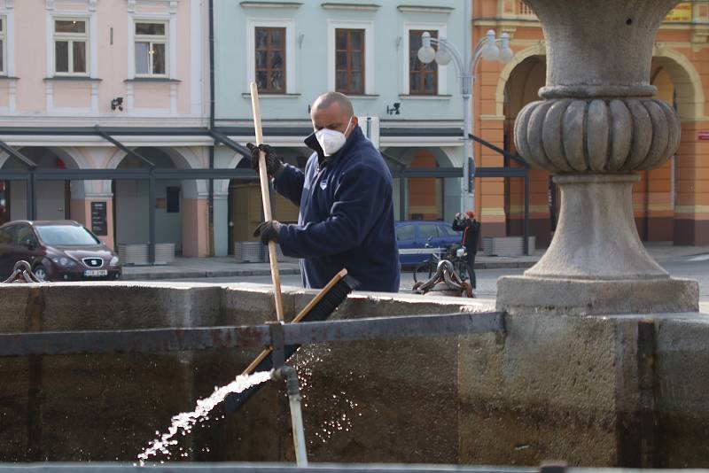 Příprava Samsonovy kašny na budějovickém náměstí na letní sezonu je v plném proudu.