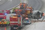 Nehoda na dálnici D3 u Košic na mostě přes rybník Koberný a kamiony uvízlé pod kopcem do Košic ve čtvrtek 9. prosince dopoledne.