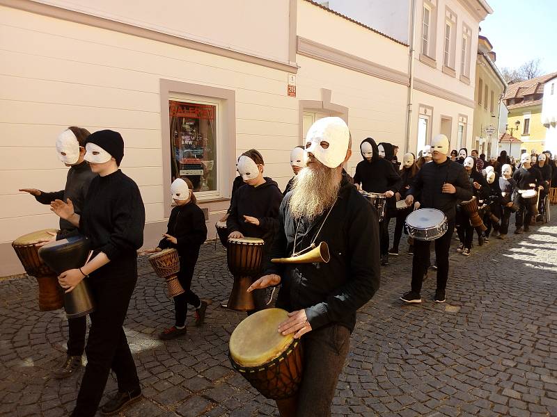 Na Velký pátek lidé sledovali průvod městem Velikonoční hrkání Divadla Víti Marčíka. Ve 12 h hrkání symbolizovalo Golgotu.