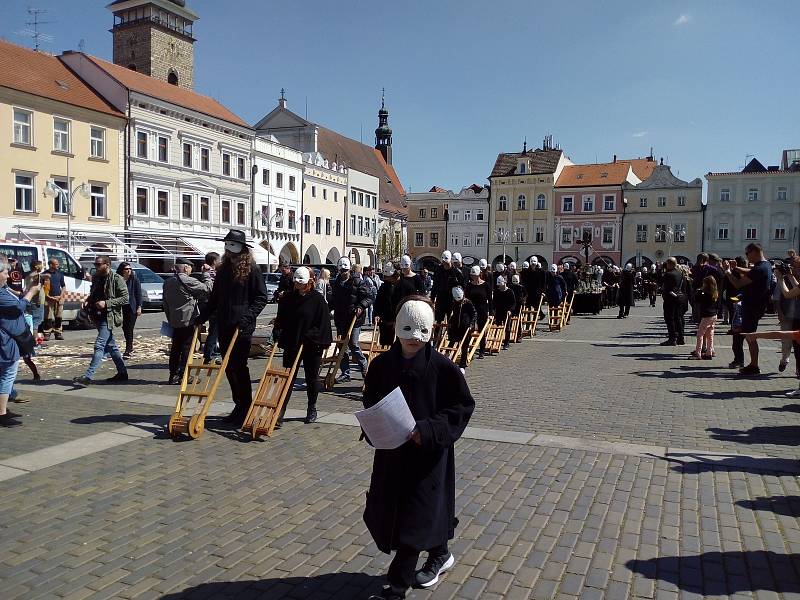 Na Velký pátek lidé sledovali průvod městem Velikonoční hrkání Divadla Víti Marčíka. Ve 12 h hrkání symbolizovalo Golgotu.