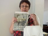 Monika Přemilová přinesla retrokabelku i knihy.