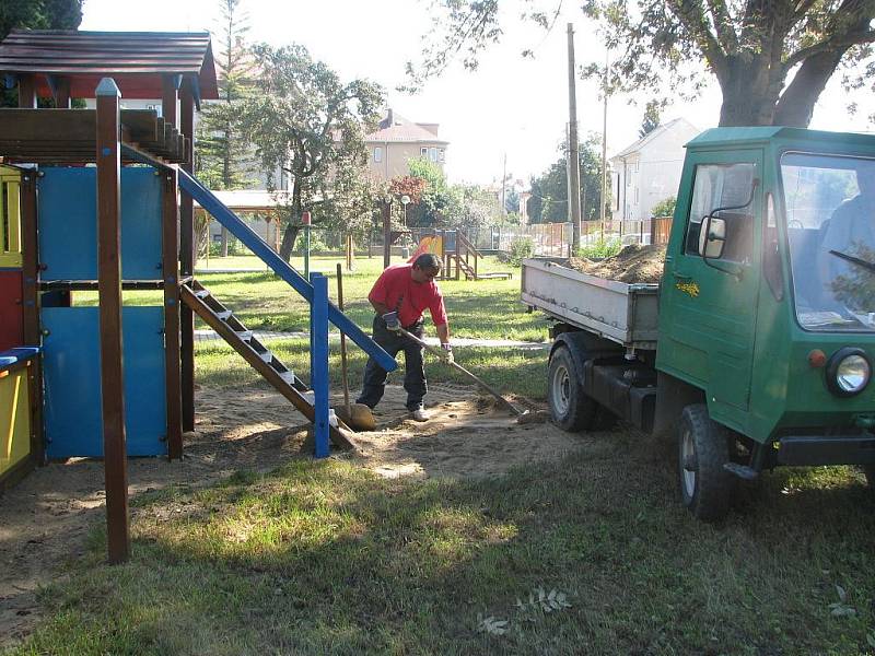 Mytí oken a čištění zahrady, to byla hlavní náplň všech učitelek a vychovatelek z mateřské školy v Alešově ulici. Díky shodě náhod byla zahrada v době exploze prázdná.