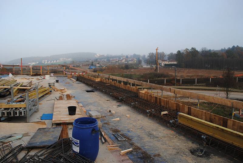 Výstavba D3 ve Vidovské ulici, kde se dálnice bude křížit se železniční tratí, která povede po novém mostě.