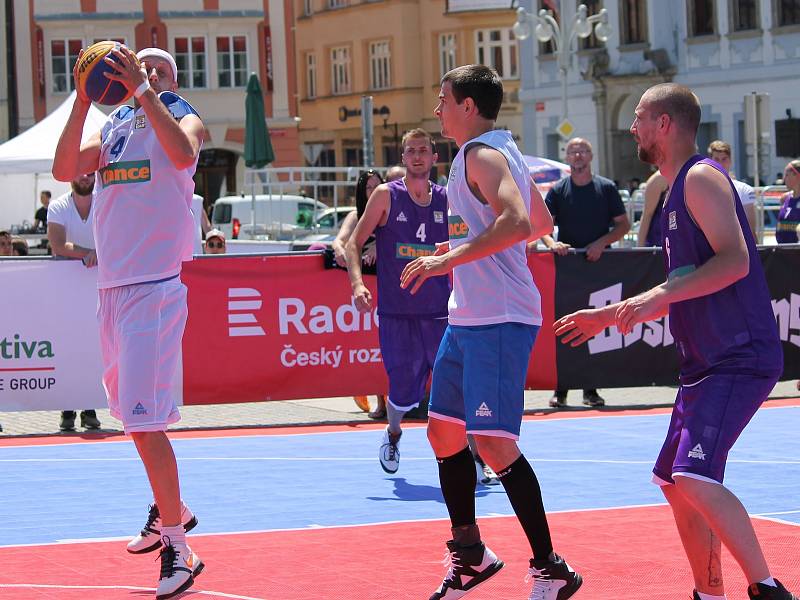 České Budějovice - Sobota 10. června patří na náměstí Přemysla Otakara II. v Českých Budějovicích basketbalu. Po roce tam dorazila Chance 3x3 Tour. U Samsona vyrostly čtyři kurty s mobilními koši.