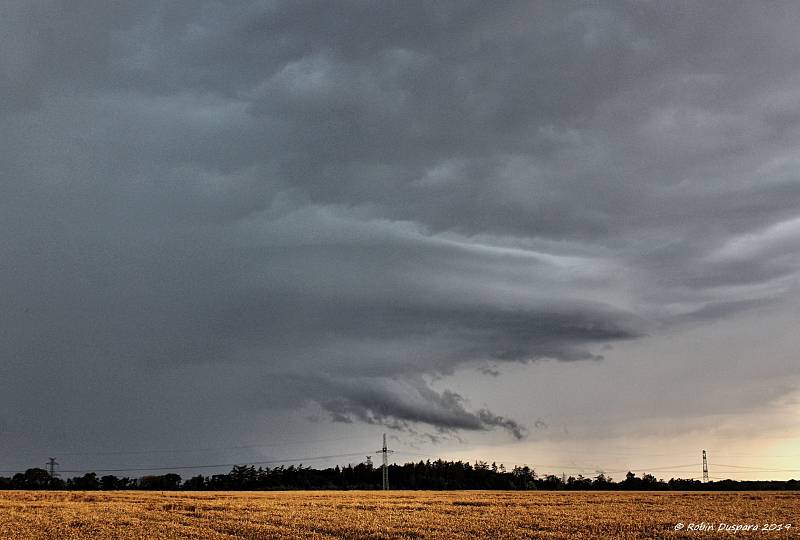 Mohutný shelf cloud nad Prahou a bouřka u Mníšku pod Brdy.