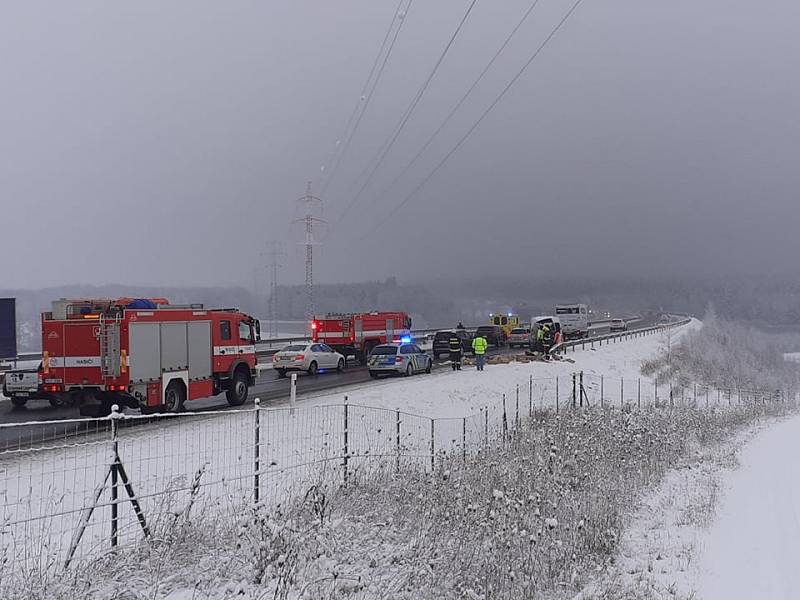 Po střetu osobního auta a dodávky na dálnici D3 u Košic byl směr z Budějovic na Prahu průjezdný jedním pruhem.