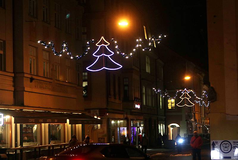 Vánoční atmosféru Budějovicím v noci dodává rozzářená výzdoba.