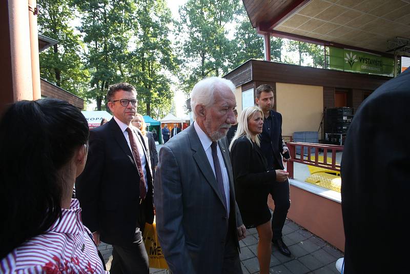 46. ročník tradiční Země živitelky byl odstartován slavnostním zahájením za účasti Miloše Zemana a Václava Klause.