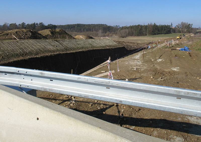 Trať má být dokončena v květnu roku 2023. Při výstavbě nejsou budovány žádné přejezdy. Dopravní situace je řešena podjezdy a nadjezdy, aby zde vlaky mohly vyvinout rychlost nad 160 kilometrů.