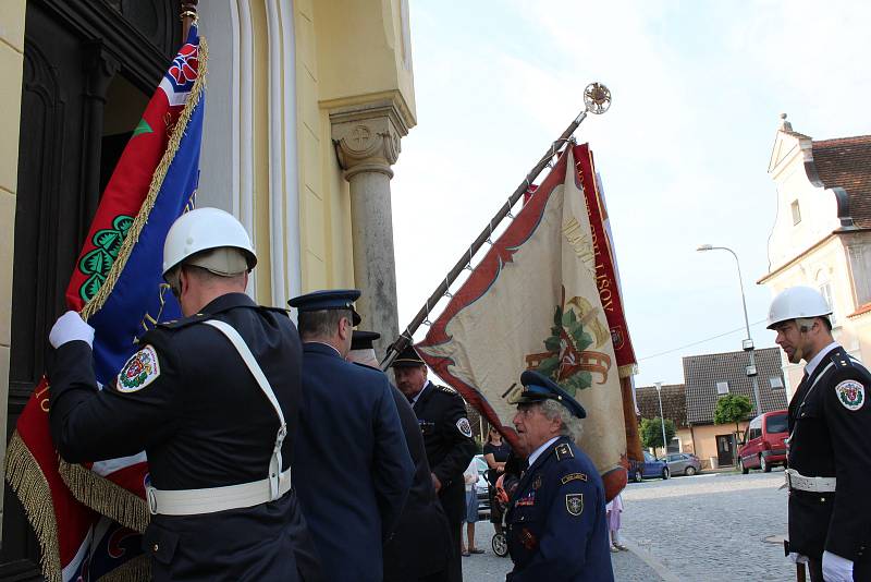 Dobrovolní hasiči nechali v kostele při nedělní mši posvětit nový hasičský prapor.