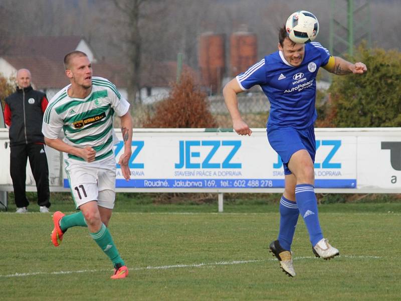 Fotbalisté Malše Roudné (v pruhovaném) se lídra divize nezalekli, doma vyhráli nad Hořovickem 2:0. 