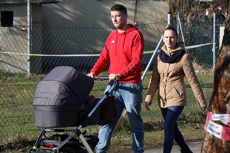 Krásné počasí v pátek lákalo stovky lidí k procházkám u řeky Malše, v sobotu se ale vrátil déšť, vítr a ochladilo se.