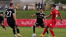 Fotbalisté Dynama na závěr svého rakouského soustředění podlehli mnohonásobnému mistru Rakouska týmu Red Bull Salcburk 0:2 (na snímku brání Matěj Mršič a Petr Javorek).