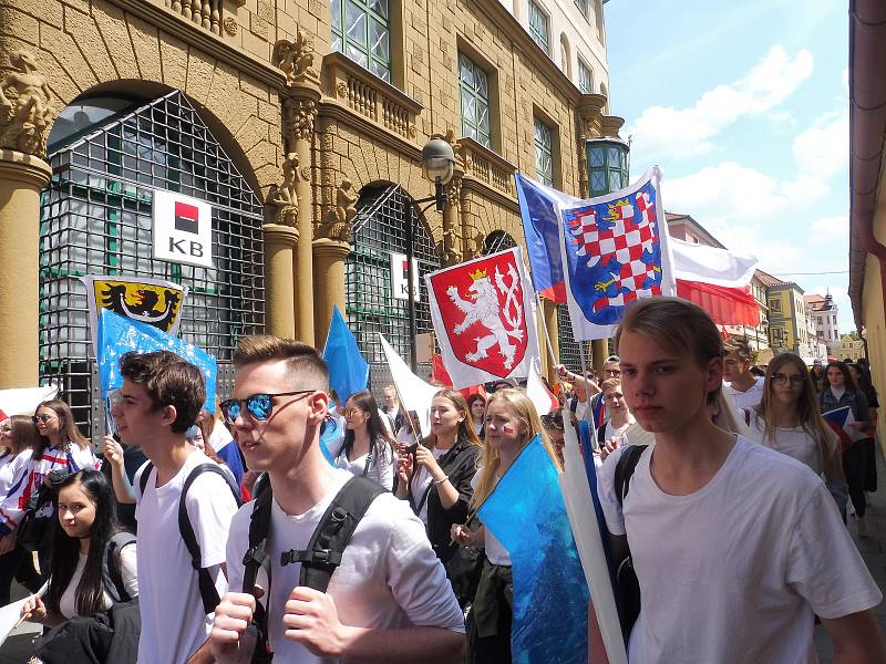 Budějovický majáles vyvrcholil v pátek 24. května tradičním průvodem městem. Studenti ze 17 škol prošli ulicemi centra v maskách. Dav mířil na Sokolský ostrov, kde program pokračoval volbou Krále majálesu. Navečer se zde tradičně koná hudební program.