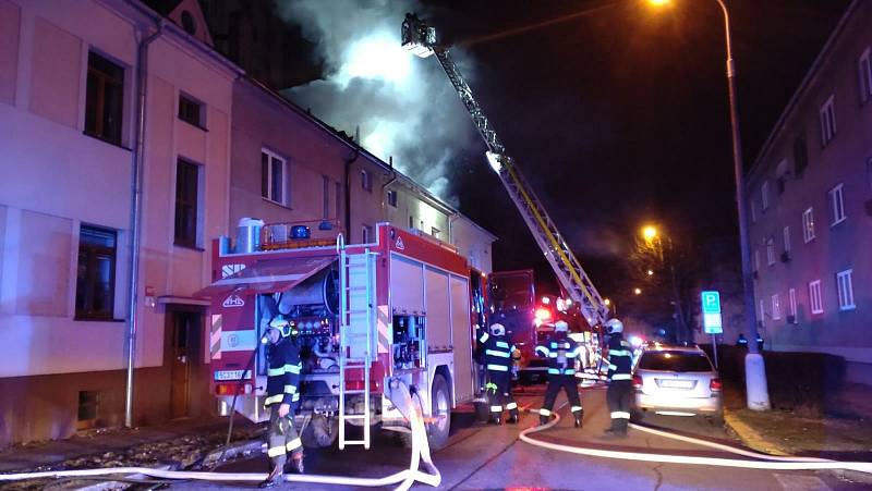 Hasiči bojovali v noci s plameny, které zachvátily střechu bytového domu v Čéčově ulici.