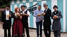 Dobová divadelní scénka, jejímž hlavními aktéry byli patřičně ustrojení členové správní rady pivovaru, ve středu oficiálně otevřela novou výletní Pivovarskou zahradu Samson v Českých Budějovicích.