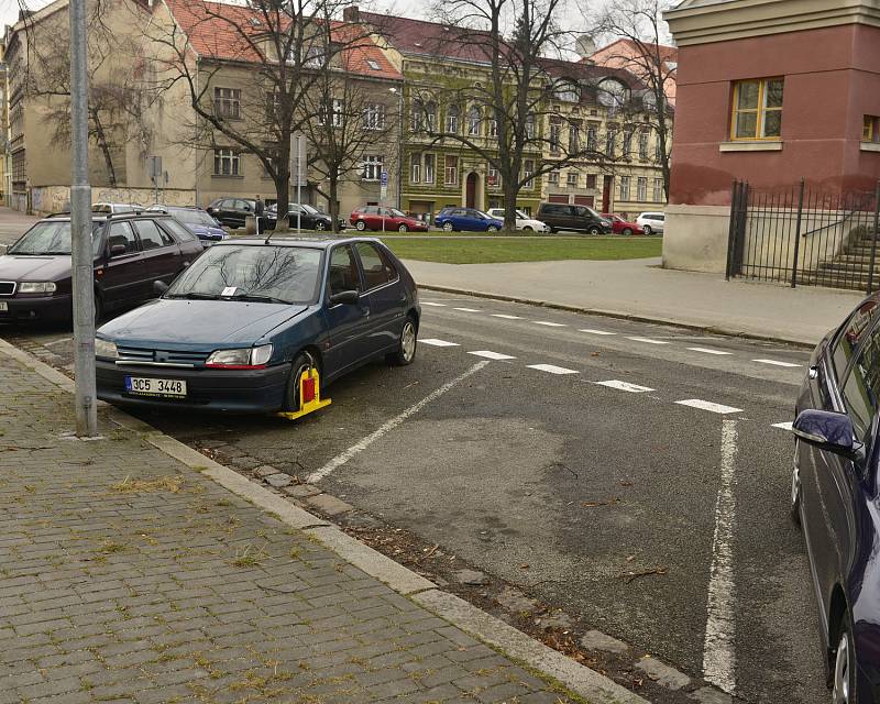 Parkování na Palackého náměstí v Českých Budějovicích a v jeho okolí po zavedení placených zón. Na jaře 2018 z ulic auta skoro zmizela.