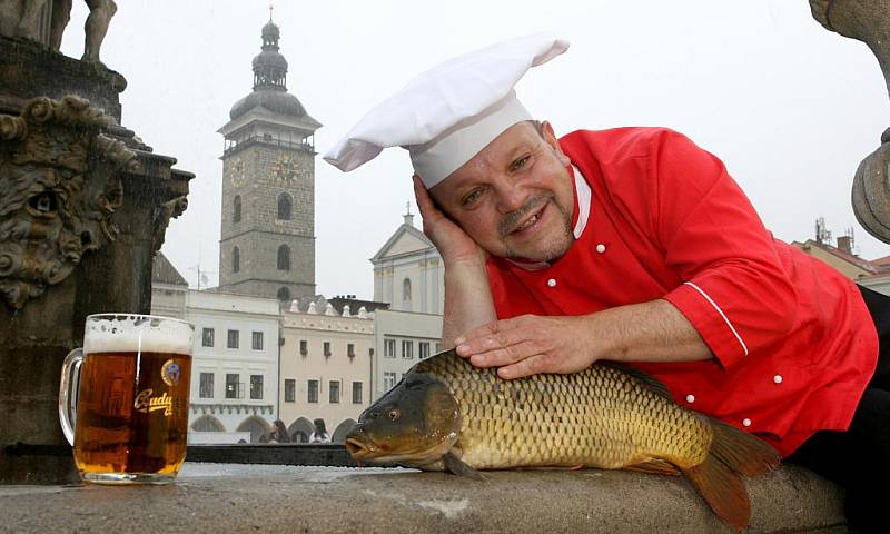 Petr Stupka na Samsonově kašně na náměstí Přemysla Otakara II. v Českých Budějovicích