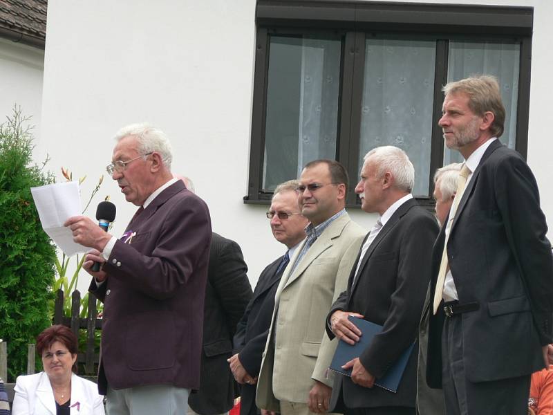 Na pódiu se spolu s předsedou osadního výboru Josefem Havlíčkem sešli i starosta Hluboké Tomáš Jirsa, hlubocký správce Lesů ČR Jan Zasadil, jihočeský hejtman Jan Zahradník, prezident Agrární komory ČR Jan Veleba a za zemědělský výbor sněmovny Jiří Papež.