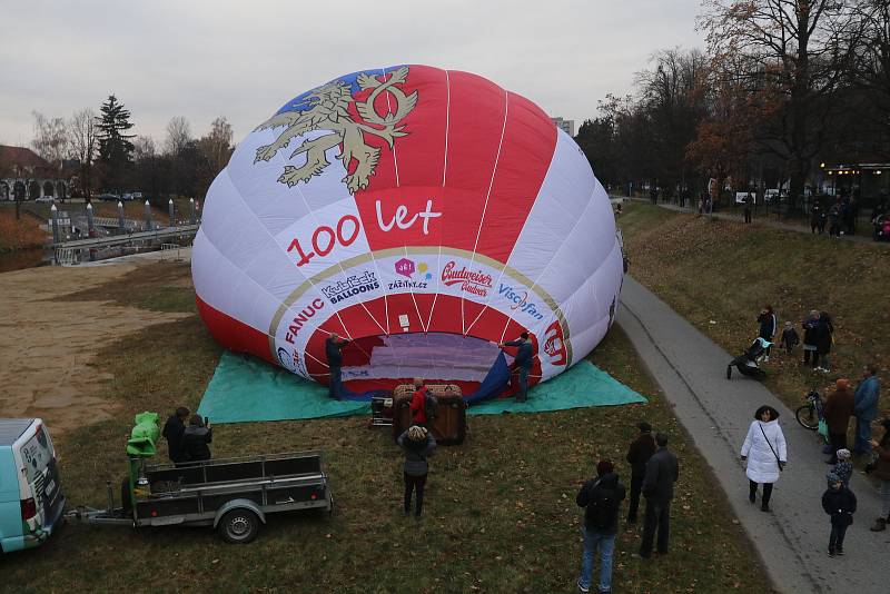 Z náplavky u Vltavy vzlétl balón OK 1918 v národních barvách, na oslavu Dne boje za svobodu a demokracii a Mezinárodního dne studentstva 17. listopadu.