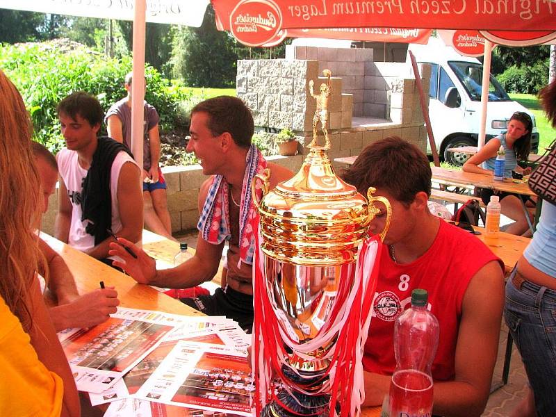 Od nejmenších po dospělé návštěvníky ve středu přivítali volejbalisté českobudějovického Jihostroje na tréninku v rámci „Beachového týdne s Jihostrojem“ v Beach areálu  u Sportovní haly. 