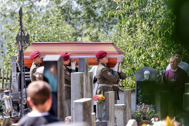 Voják Kamil Beneš, který zemřel při útoku v Afgánistánu, byl pohřben v Hluboké nad Vltavou