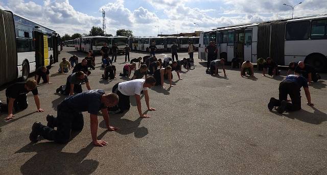 Učili se sebeobraně v autobuse .