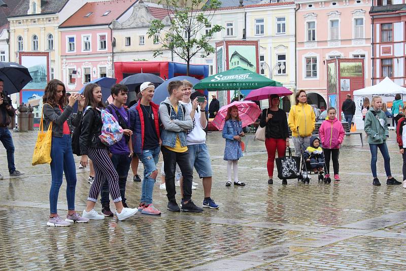 Náměstí se hýbe 2019. Stánky s hokejem, volejbalem či bojovými sporty si své příznivce našly i přes horší počasí.