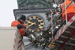 Vánoční strom na budějovickém náměstí začali v pondělí ráno odstrojovat pracovníci Dopravního podniku.