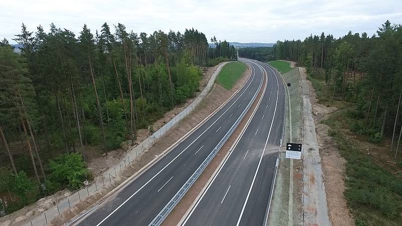 Nové vodorovné dopravní značení na kruhovém objezdu v českobudějovické Okružní ulici, které souvisí s novým úsekem D3, zmátlo v pondělí ráno řidiče. Stalo se tu hned několik dopravních nehod.