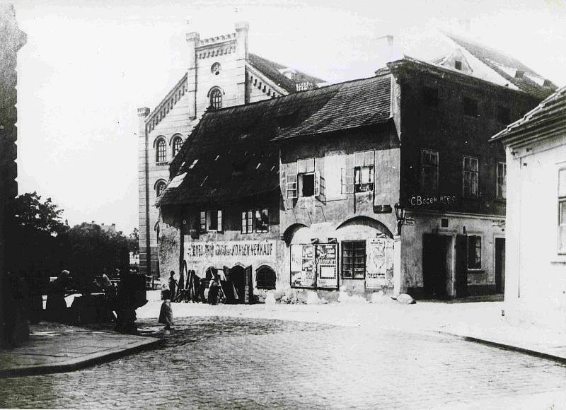 Roh Panské a Hroznové ulice, bývalá městská rychta, v pozadí Přední mlýn. Foto ze sbírky fotografií a pohlednic Jiřího Dvořáka poskytl Státní okresní archiv České Budějovice.