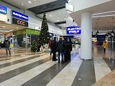 Českobudějovičtí policisté museli evakuovat přes 500 lidí z obchodního centra v Českém Vrbném kvůli oznámení o uložené bombě.