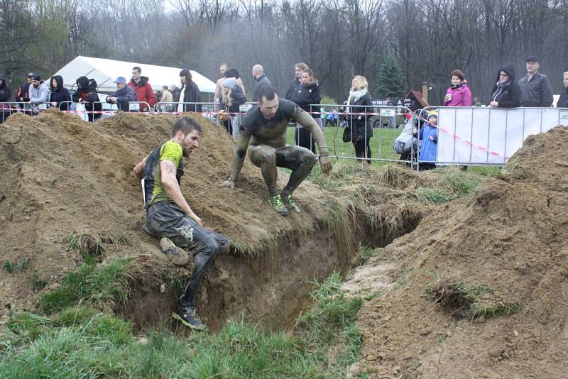 Na obtížnou trať plnou bahna a překážek závodu ARMY RUN na Křivonosce se vydalo více než tisíc nadšenců.