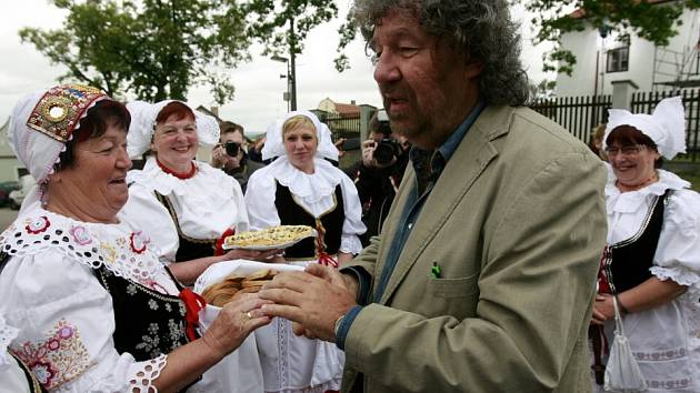 Zdeněk Troška začal 24. května natáčet v jihočeském Pištíně pokračování komedie Babovřesky. Režiséra přivítaly místní baráčnice, chlebem se solí a koláčem.