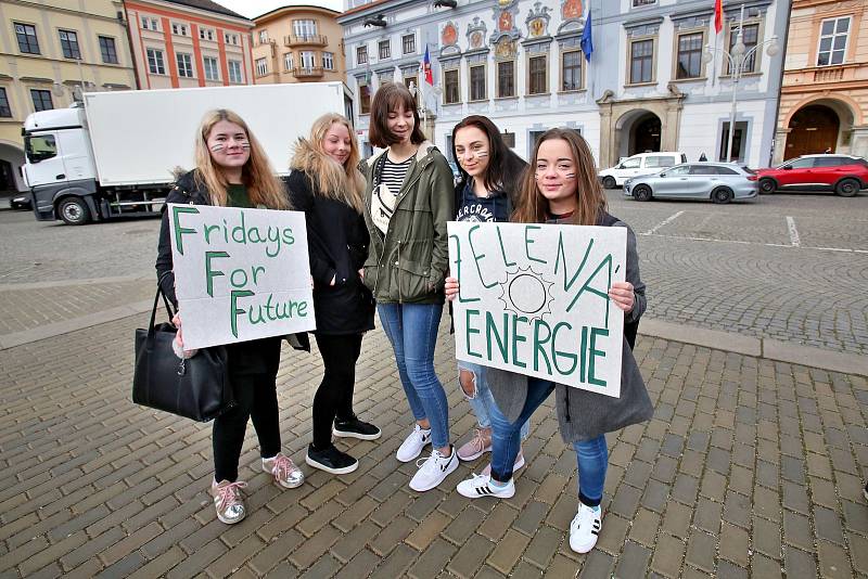 Českobudějovičtí středoškoláci se připojili k celosvětovému studentskému demonstrování za to, aby se politici více starali o zdraví naší planety.