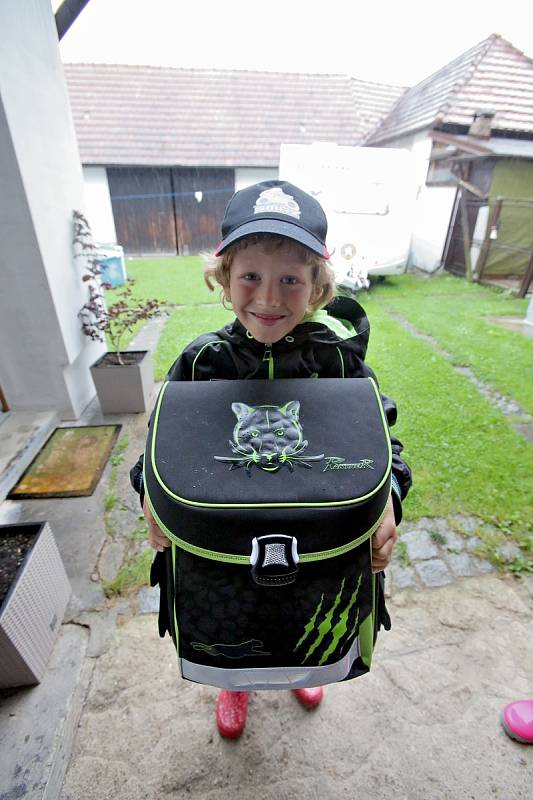 Vašek Michal se stal dneska prvňáčkem v doudlebské jednotřídce. Své spolužáky už dávno zná ze školky a z folklórního souboru Doudlebánek.