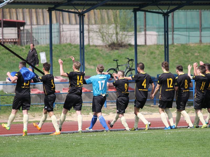 V 16. kole I.A třídy fotbalisté Čtyř Dvorů poprvé v sezoně okusili na vlastním stadionu hořkost porážky. Nové Včelnici podlehli 0:4 a jejich velká série skončila. V dalším kole svěřenci trenéra Roberta Čepičky přivítají Hrdějovice.