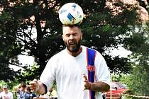 Lídr hokejistů Motoru Milan Gulaš si rozumí i s fotbalovým míčem.