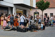 Týn nad Vltavou se ve středu rozezněl hudbou. Muzikanti hráli v ulicích.