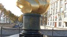 Na Place de l'Alma v Paříži byl v roce 1989 umístěn Flamme de la Liberté (Plamen svobody), dar amerického deníku Herald Tribune Francii. Jedná se repliku plamene Sochy svobody.